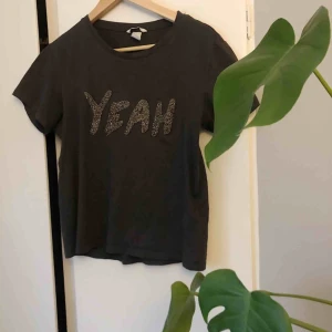  - Mörkgrå T-shirt med ett tryck i glitter vilket är en cool detalj⚡️ t-shirten är i mycket bra skick, frakt tillkommer!🍬