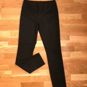  - ✨ Filippa K slim kostymbyxor ✨ •Snygg hög midja kostymbyxa i storlek S  •Använd 2 gånger, som ny •Mycket bra material Inköpta för 1400 kr Säljer för 350 kr