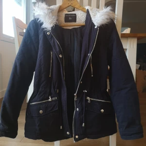  - Marinblå Dorothy Perkins vinterjacka med fina silverdetaljer. Storlek 38 men passar lika bra till en 36 😊