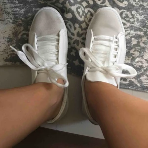  - Sneakers från Zara. Använda endast 2 gånger, så dem är nästan i nyskick. Mocka detaljer och snakeprint. Taggig sula. 