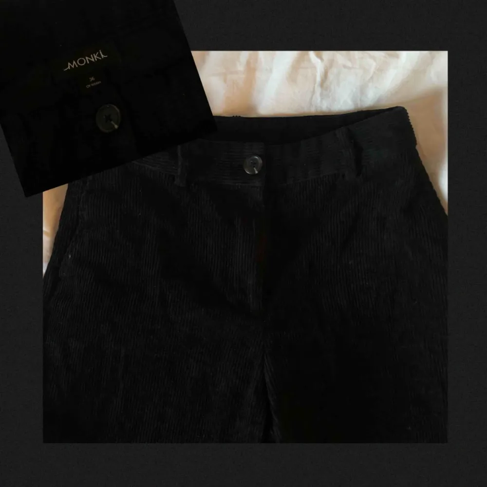 Supersnygga svarta manchesterbyxor från Monki! Använda, men i gott skick. Frakt tillkommer och betalningen sker via Swish.. Jeans & Byxor.
