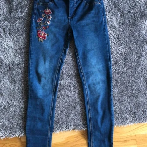  - Jeans från Kappahl 36 Mycket bra skick Använd 2-3 gånger Storlek 36 Pris 70 kr 