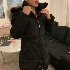  - Pajar modell. Perfekt skick! Äkta päls & tål allt. Värmer kroppen bra 