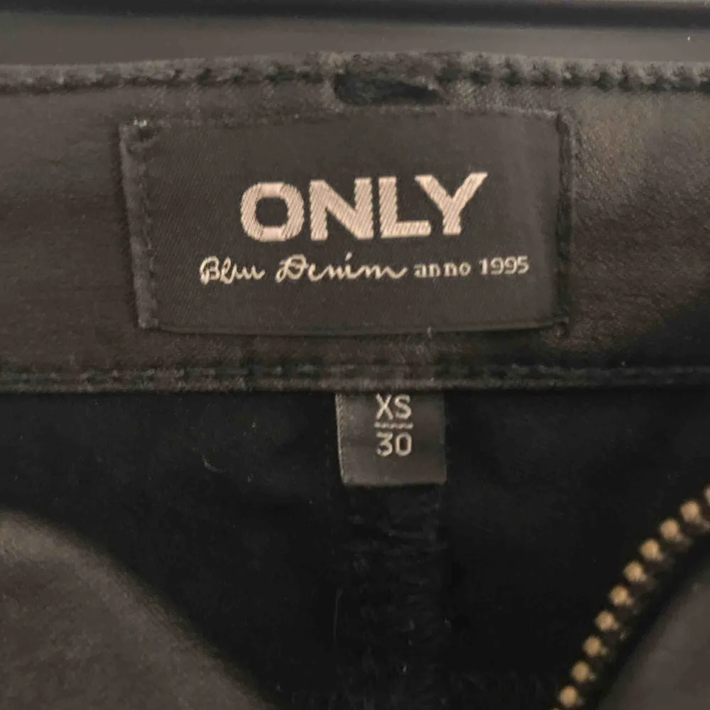 Populära Skinnbyxor från Only i superbra skick! Storlek xs/30 och säljer då de tyvärr blivit för små. . Jeans & Byxor.