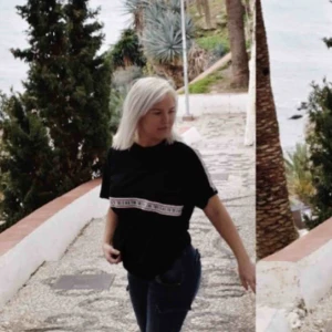  - Jättefin T-shirt som är lite oversized. Fint skick. Vet inte exakta storleken men gissar på m. 