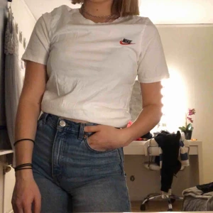  - Vit basic tröja från Nike i storlek XS. Lite genomskinlig annars inget fel, köparen står för frakt på ca 50kr 