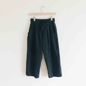  - Mysiga och luftiga byxor från Indiska, älskar dessa! Höga och elastiska i midjan och croppade ben🌸