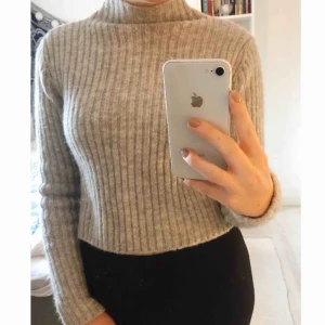  - Helt oanvänd stickad tröja från Monki! Superfin, men kommer bara inte till användning. Lite liten i storleken, snarare en XS skulle jag säga🥰 frakt tillkommer!