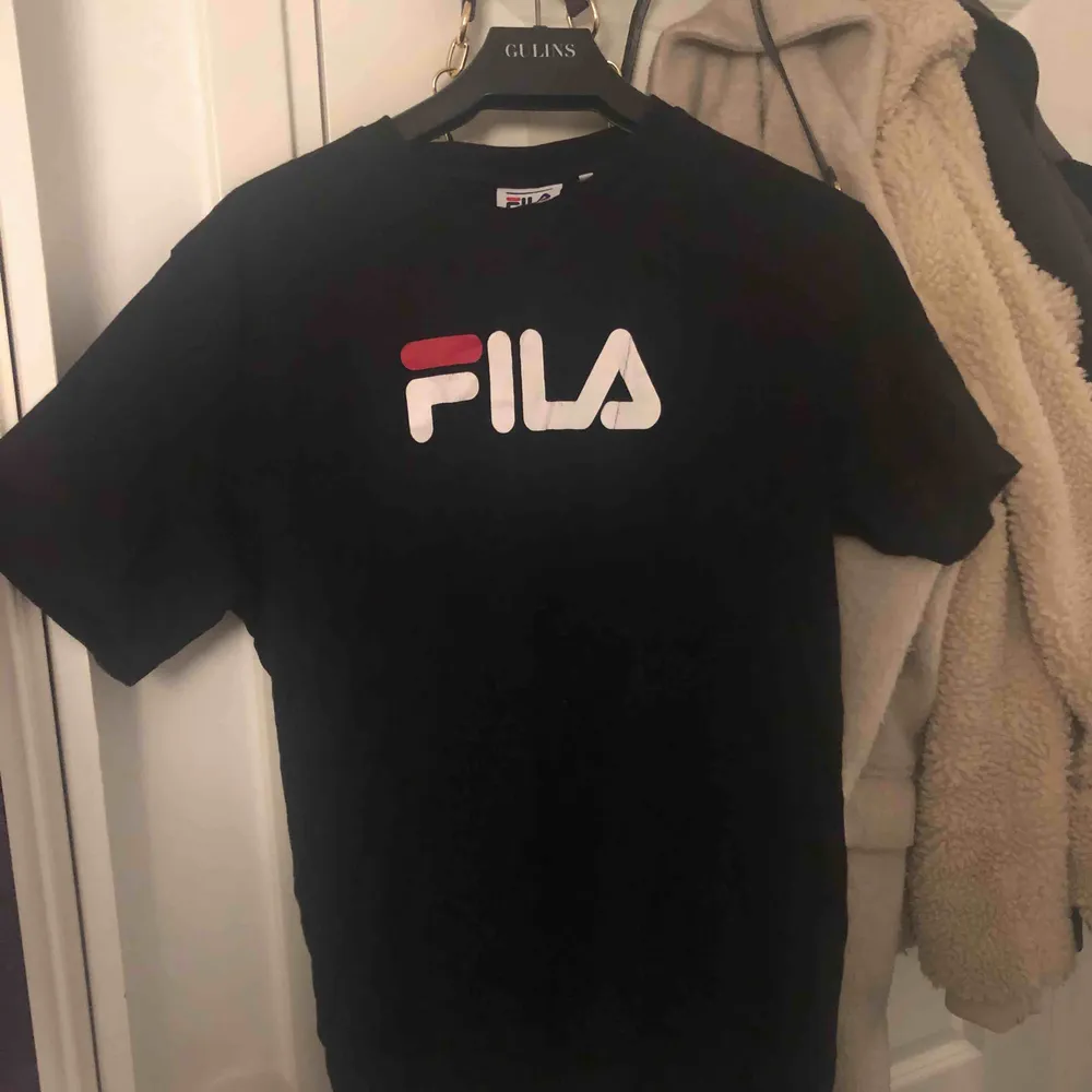 Svart Fila t-shirt i storlek S, funkar till M också! Som ni ser på andra bilden är den lite sliten i texten, därav säljer jag den billigare (köpte den som ny för 299kr)🥰. T-shirts.