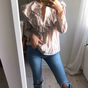  - Jättefin blus från zara i linne liknade material. Köparen står för frakten! 