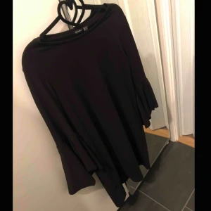  - frakt inräknat!  Jätte fin svart klänning med lite volang i armarna. Från bershka. Knappt använd så den är i nyskick. Nypris cirka 400kr 