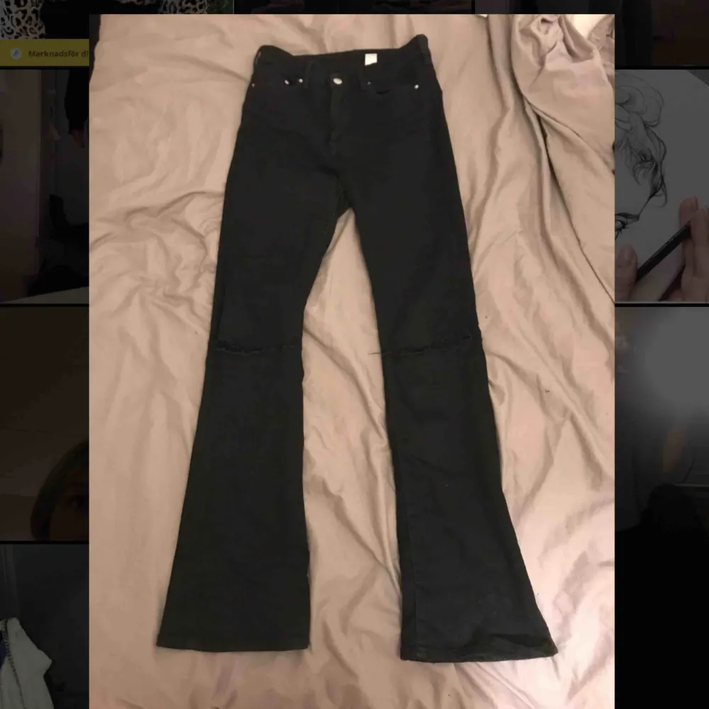 Svarta utsvängda jeans med hål på knäna! Super sköna och mycket stretchiga. Säljs pga det ej är min stil! Storlek 28/32, köpta för 249kr. Jeans & Byxor.