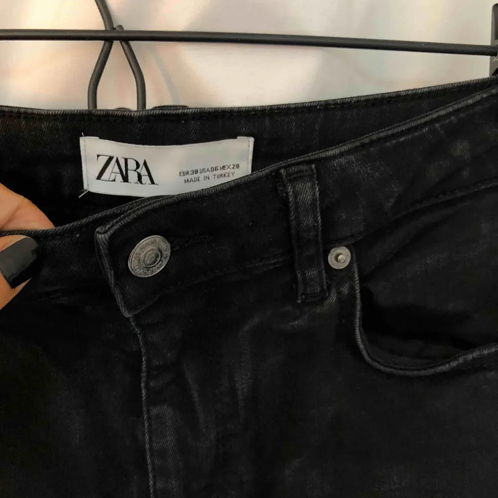 Fina slitna, svarta bootcut jeans ifrån Zara som tyvärr inte kommer till användning längre:(  De är i storlek 38 och har en ”urtvättad effekt” vilket syns på sista bilden. Dessa finns inte kvar på deras hemsida😊 Köparen står för frakten💞. Jeans & Byxor.