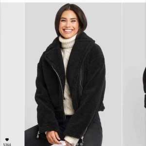  - Säljer denna as snygga biker jacka ifrån NAKD. Endast använd ett fåtal gånger, så i nyskick. Nypris 799kr så säljer den för 600kr. Frakten kostar 63kr. 