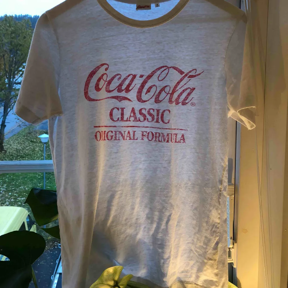 Säljer en coca-cola t-shirt pga används ej. Sparsamt använd. T-shirts.