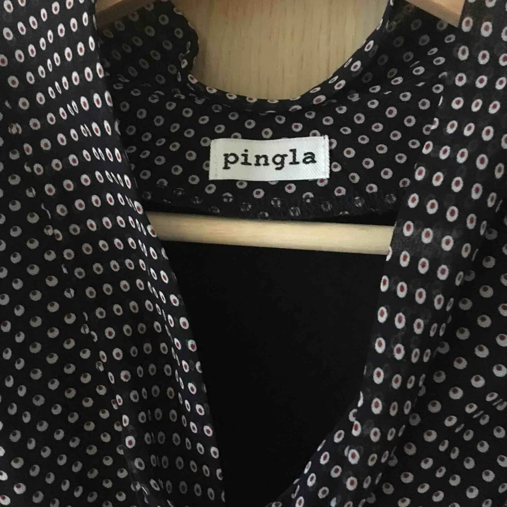 Härlig klänning från ett märke som heter Pingla. Inköpt i en affär i Stockholm (tror jag!). Fick den av en vän, använd på ett bröllop. Hittar ingen storlek men uppskattar till 36-38 cirka. . Klänningar.