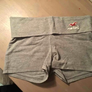  - Hollister-shorts gråa