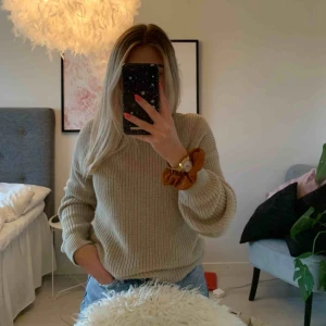  - Beige stickad tröja från NA-KD. Fint skick använd endast 2-3 ggr. Kunden står för frakten!💜