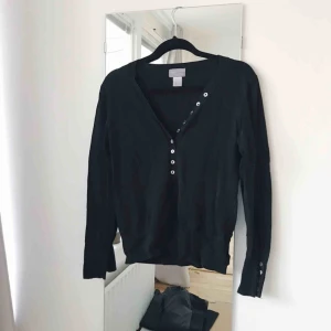  - Snygg och skön tröja i uppskattad storlek S. 