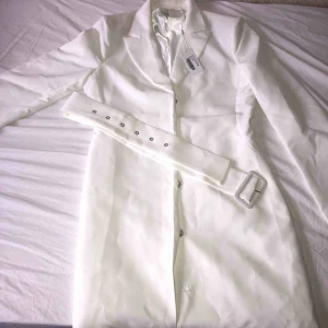  - Söt klänning från Nelly som jag köpte för 600kr. Provade den en gång och knappen längst ner gick sönder och hann inte lämna tillbaka varan. Frakt ingår i priset. 