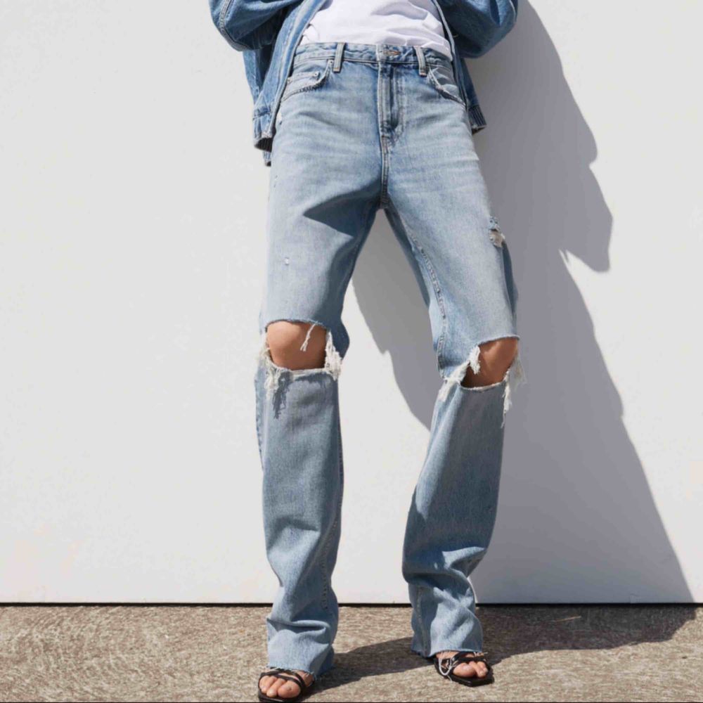 Raka supersnygga blåa jeans från zara med hål på knäna i storlek 36! Kommer tyvärr inte till användning längre ;( Första och andra bilderna är mina, sista lånad. Jeans & Byxor.