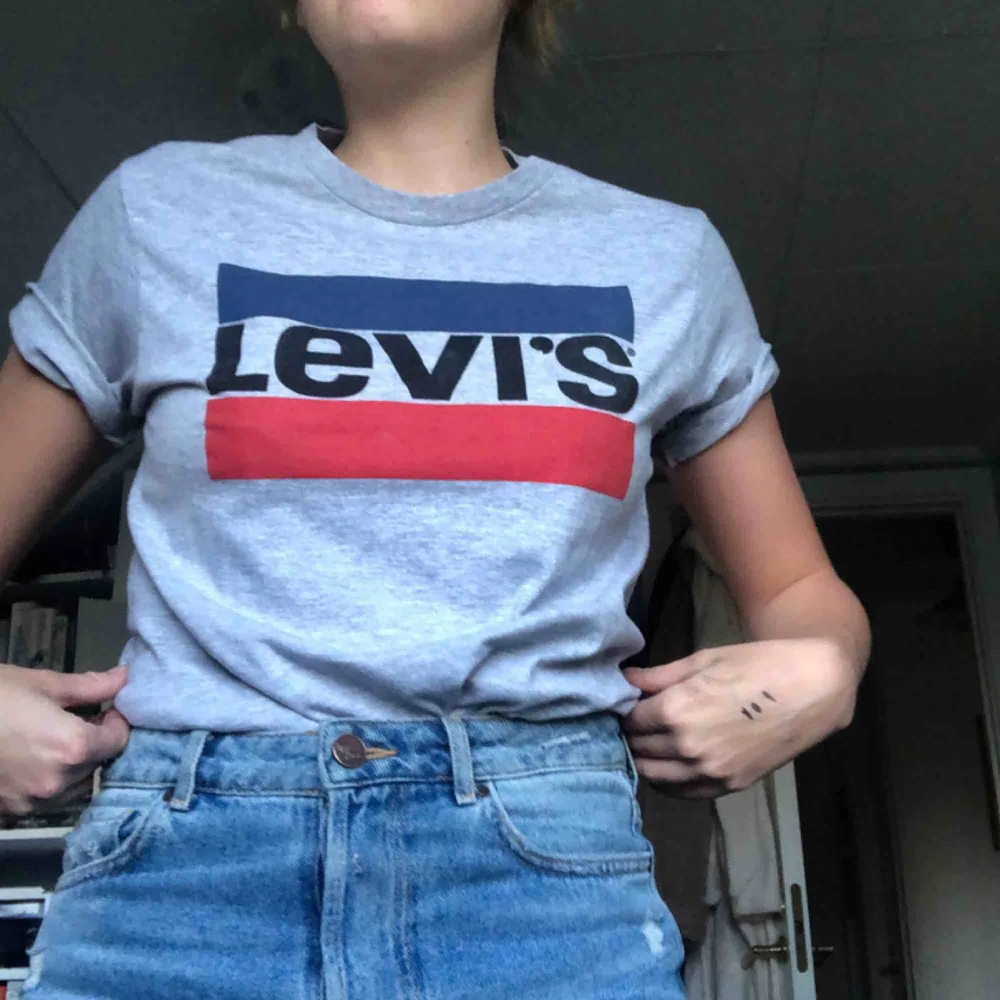 Levi’s tröja! Är strl S men är liten i storleken 🌸. T-shirts.
