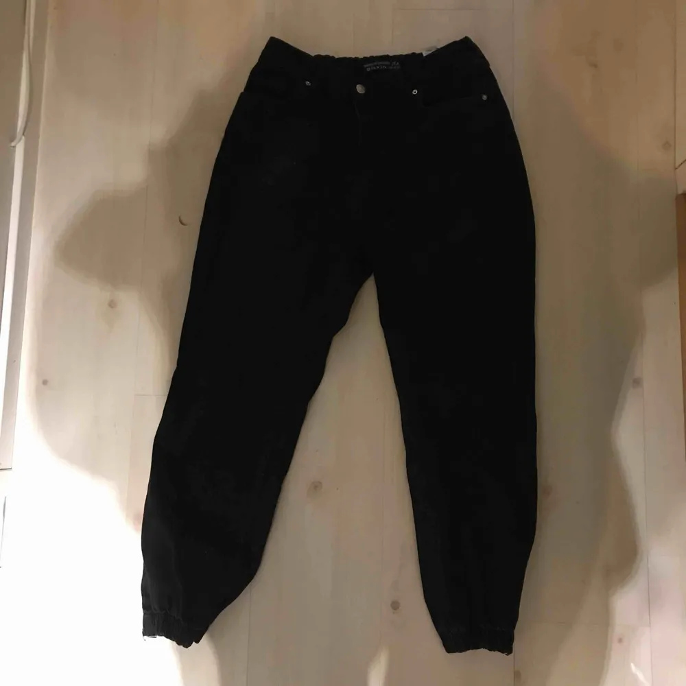 Cargo jeans från Chiquelle, har använt dem max 5 ggr. Originalpriset för dem är 500kr.  De är lite trasiga längst ner i sömmen men inget som påverkar passformen.. Jeans & Byxor.