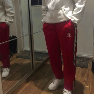Converse - Röda converse trackpants som är köpta förra sommaren men har tyvärr inte kommit till någon  användning så väldigt bra skick.