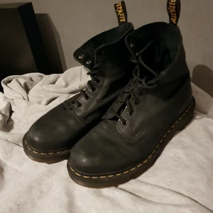  - Säljer mina Dr Martens i storlek 39. Dem är i använd skick så lite slitningar på framsidan(se bild)   Köparen står för frakten!