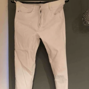  - Vita kortalång byxor,  priset är inkl frakt & betalning sker via swish☺️