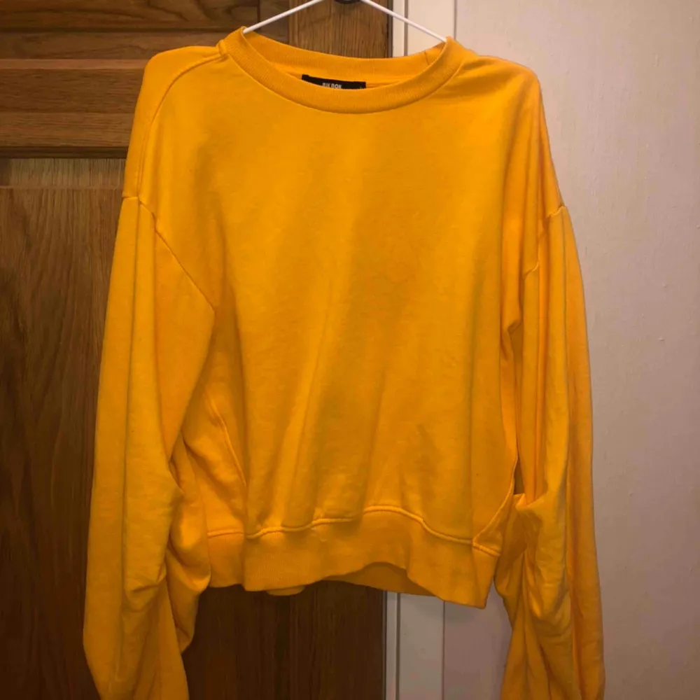 Jättefin gul sweater köpt på bikbok. Säljs för att jag inte har använd den mycket på ofta. Priset kan debatteras men om flera är intresserade är det budning som gäller. ✨💞🦋. Hoodies.