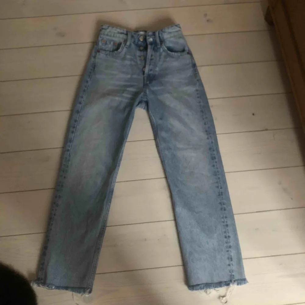 Straight Jeans från zara i storlek 32(=24) den högra backfickan har gått sönder ytterst lite på kanten. Kan mötas upp i Stockholm eller så får köparen betala frakten.💖. Jeans & Byxor.