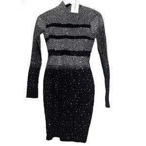  - Festklänning perfekt till nyårs! Säljer pga att den är för liten för mig. Klänningen stängs med dragkedja. 