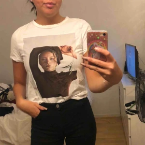  - Super ball t-shirt jag köpte på Zara när jag var i USA. Provade aldrig den i butiken och insåg när jag kom hem att den var för liten. Nypris 150kr. Köparen står för frakt.💓