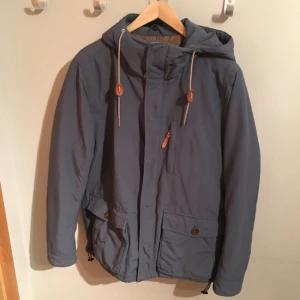  - Riktig skön vinter jacka från Vailent Clothing i storlek medium, är knappt använd så den är i mycket bra skick. Kan skickas om köparen betalar frakten. :-)
