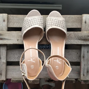  - Snygga beiga klackar