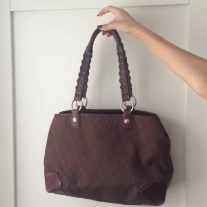  - DKNY handväska ! Mycket rymlig :) 
