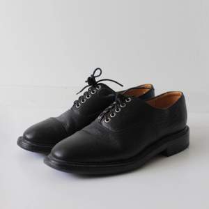 Black Leather Our Legacy Derby Shoes

Skick:
Använda 3-4 gånger

Kommentarer:
Stl: 41, men sitter mer som 41,5-42
Randsydda finskor i svart skinn 
Gjorda i Italien 

