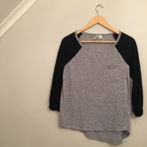  - Långärmad tröja köpt på HM Divided, använd några fåtal gånger och i väldigt bra skick! 
Köparen står för frakten 🍂