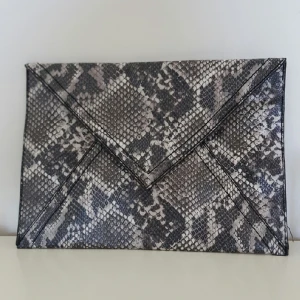  - Kuvertväska från H&M i konstskinn. 