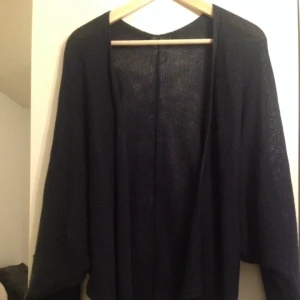  - Mörkblå stickad kofta med fjärilsarm från ZARA TRAFALUC, Storlek M, 100% bomull.  