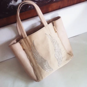  - Beige väska, säljs billigt pga några märken på handtaget och på baksidan. Går bort en aning med tvätt. Frakt betalas av köpare.