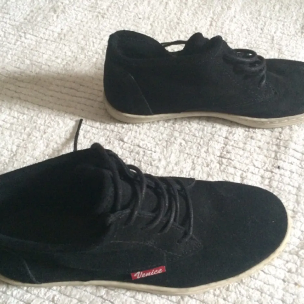 Black suede (leather) used once as it's small for me . Skor.