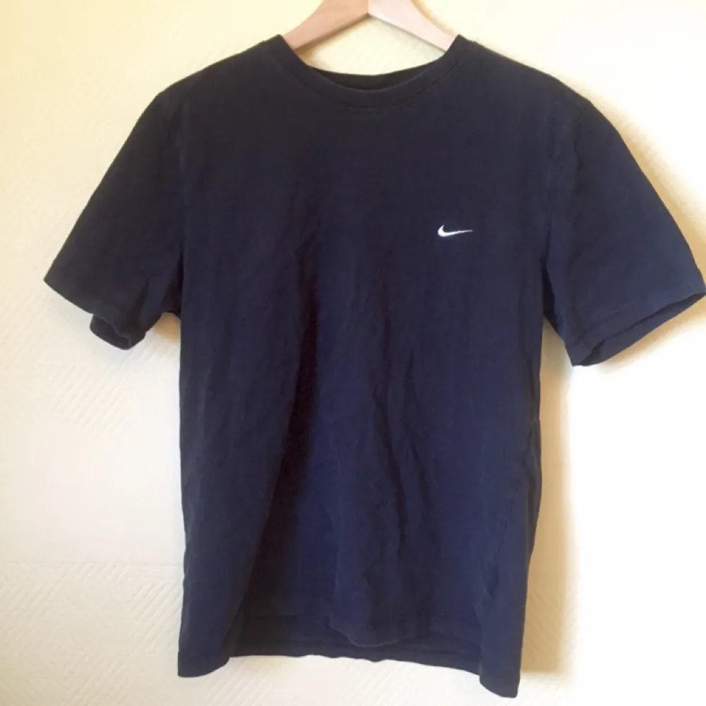 Nike T-shirt. Perfect condition although it is a bit sunbleeched, which in my opinion makes a nice touch to it. Size is L but fits like a M.. T-shirts.