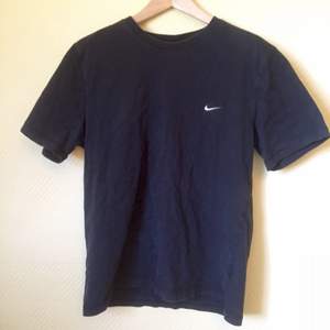 Nike T-shirt. Perfect condition although it is a bit sunbleeched, which in my opinion makes a nice touch to it. Size is L but fits like a M.