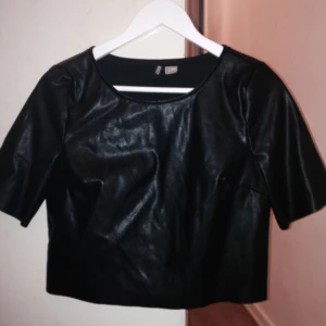  - Säljer min skinn T-shirt ifrån H&M. Oanvänd. 