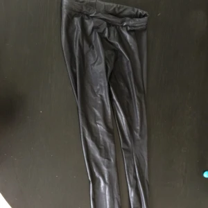  - Glansiga tights storlek 34 
Gina Tricot 

Köparen står för frakten 14kr
