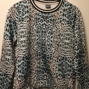  - Tröja från Gina tricot, dragkedjor på sidorna. 