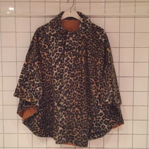  - Poncho i leopard med innertyg av manchester. Tjock, varm. Ascool! Stockholm. 
Kan skickas o då tillkommer porto.
Betalas med swish.