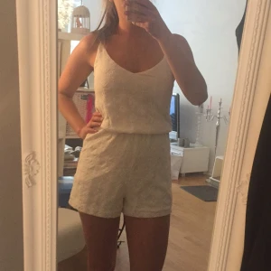  - Super söt byxdress från zara. Använd ett fåtal gånger 